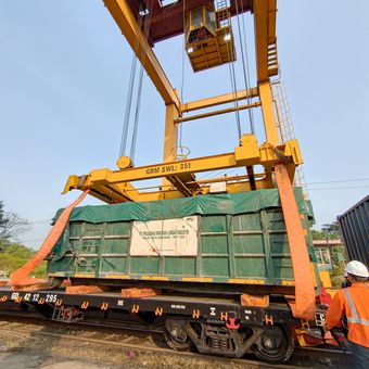 KAI Logistik menjalankan angkutan limbah B3 sebagai upaya diversifikasi bisnis. 