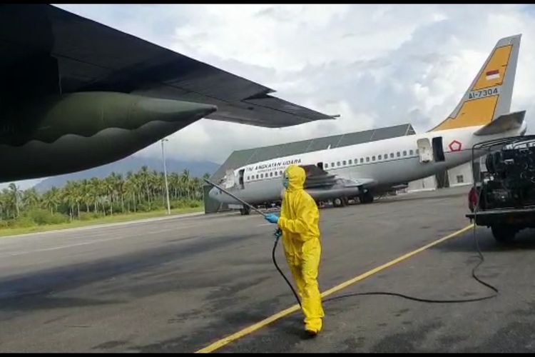 Dalam video berdurasi 17 detik yang diterima Kompas.com dari Humas Kementrian Kesehatan RI, menunjukan bahwa tim observasi tengah melakukan desinfeksi atau membunuh kuman terhadap salah satu pesawat TNI AU berjenis Hercules yang sebelumnya dipergunakan untuk mengevakuasi 238 WNI dari Wuhan saat tiba di Bandara Hang Nadim menuju ke hangar Lanud Raden Sadjad Ranai, Natuna.