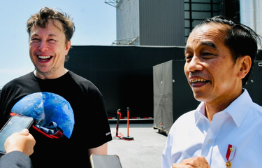 Presiden Joko Widodo dan Pendiri SpaceX Elon Musk saat sedang berada di kawasan SpaceX yanng berlokasi di Boca Chica, Amerika Serikat, pada Sabtu (14/5/2022). 