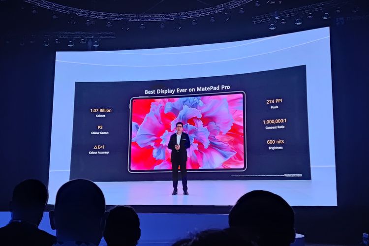 CEO Business Group Huawei, Richard Yu menjelaskan spesifikasi layar Huawei MatePad Pro 11 di acara peluncuran bertajuk Huawei APAC Smart Office Launch 2022 yang digelar pada Rabu (27/7/2022) di Bangkok, Thailand.