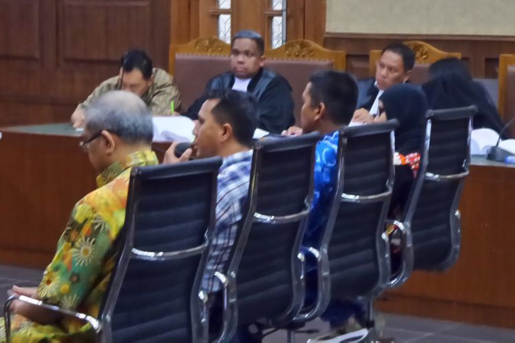 Jaksa KPK menghadirkan empat saksi dalam sidang kasus korupsi dengan terdakwa Komisaris PT Adiguna Keruktama Adi Putra Kurniawan di Pengadilan Tipikor Jakarta, Senin (4/12/2017).