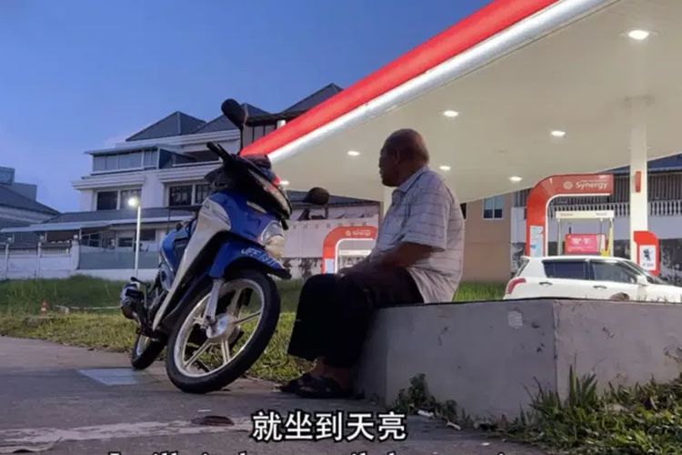 Cheong Kah Pin (67) selama 10 tahun terakhir selalu ke Singapura naik sepeda motor jam 2 pagi dari Malaysia untuk menjenguk anaknya di penjara.