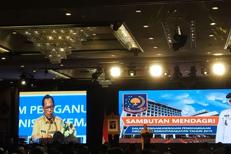 Mendagri Tito Karnavian memberikan sambutan sebelum menyerahkan penghargaan kepada ormas berprestasi di Hotel Kartika Chandra, Jakarta, Senin (25/11/2019).