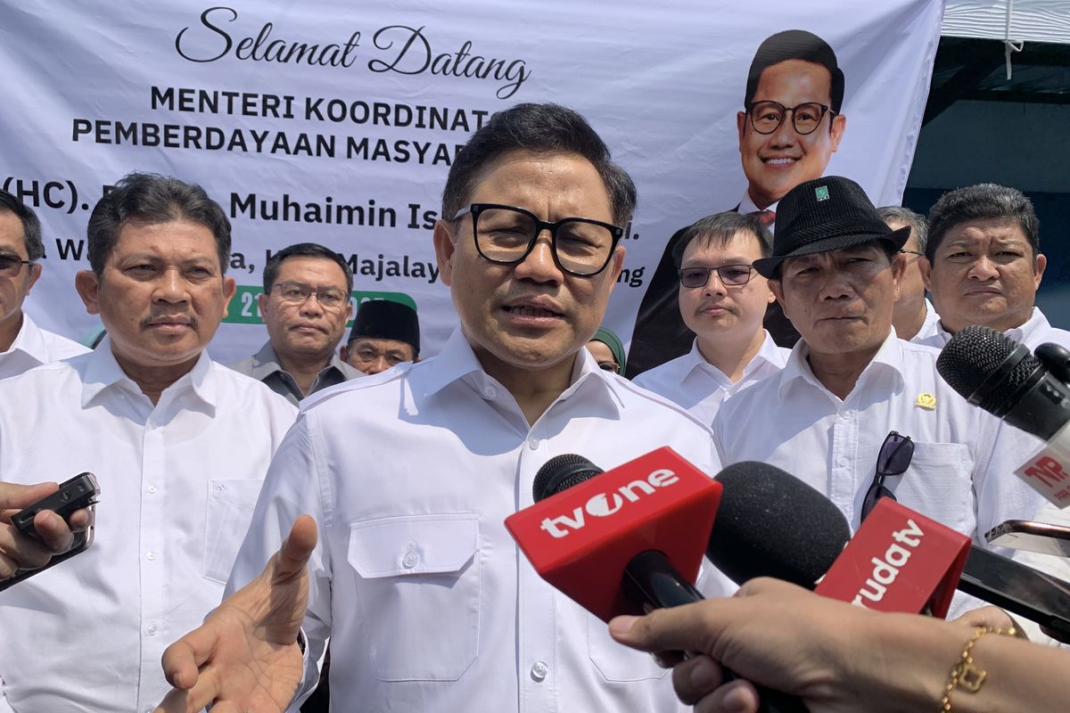 Menteri Koordinator Bidang Pemberdayaan Masyarakat (Menko PM) Muhaimin Iskandar atau Gus Imin usai agenda Rembug Warga Koordinasi Pengentasan Kemiskinan, Optimalisasi Pelaksanaan Inpres 8 Tahun 2025 di Kabupaten Bandung, Jawa Barat, Sabtu (21/6/2025).
