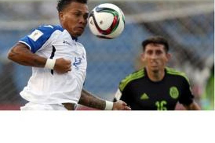 Gelandang Honduras, Arnold Peralta, ketika beraksi membela negaranya pada kualifikasi Piala Dunia 2014 melawan Meksiko.