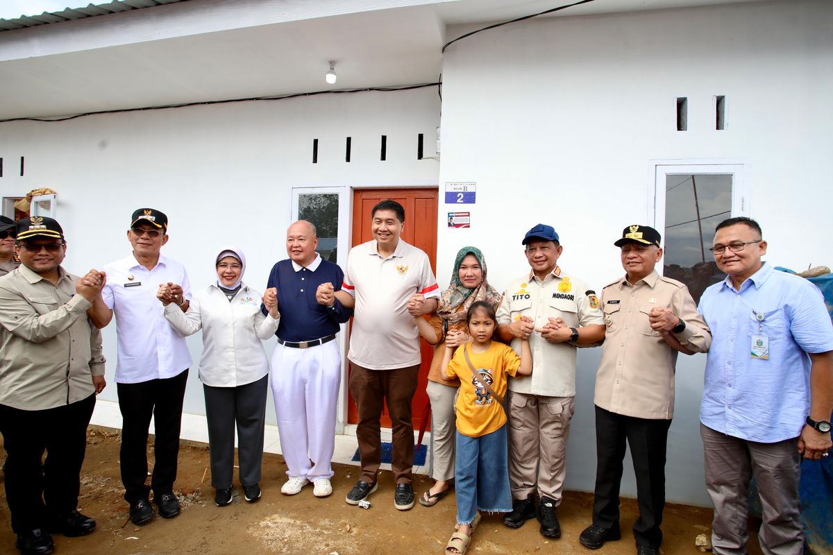 Menteri Dalam Negeri (Mendagri) selaku Ketua Satuan Tugas (Kasatgas) Percepatan Rehabilitasi dan Rekonstruksi (PRR) Pascabencana Sumatera Muhammad Tito Karnavian bersama Menteri PKP Maruarar Sirait dalam acara Penyerahan Kunci Tahap Satu 120 Unit Hunian Tetap untuk Rakyat Korban Bencana di Kabupaten Tapsel, Sumut, Jumat (27/3/2026).
