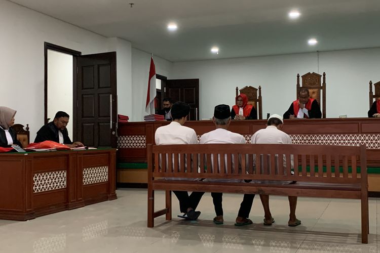 Tiga terdakwa kasus pembunuhan berencana serial killer Wowon Erawan (60), Solihin alias Duloh (65) dan Dede Solehudin (35) dituntut hukuman mati oleh jaksa penuntut umum (JPU). Jaksa membacakan tuntutan sekaligus untuk ketiga terdakwa di Pengadilan Negeri (PN) Bekasi, Senin (2/10/2023).