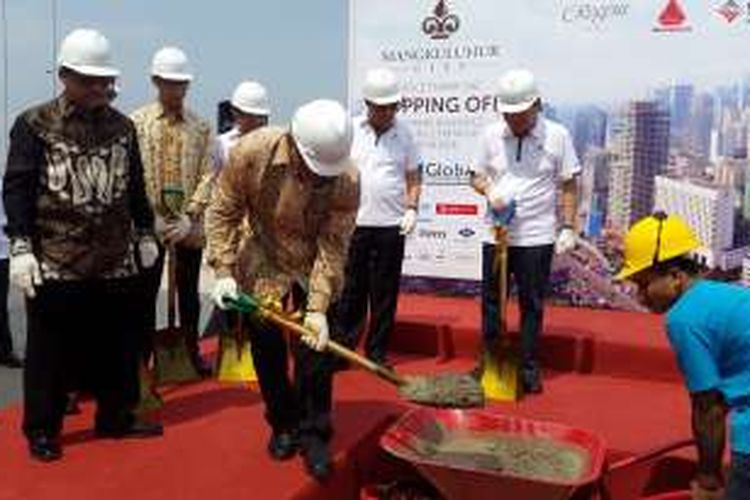 Hutomo Mandala Putra tengah mengecor adukan semen di atap Office Tower A Mangkuluhur City, Jumat (9/9/2016). 