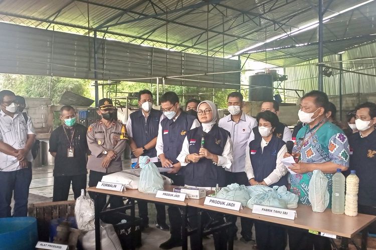 Badan Pengawasan Obat dan Makanan (BPOM) membongkar produksi tahu berformalin di dua pabrik di wilayah Kecamatan Parung, Kabupaten Bogor, Jawa Barat, Jumat (10/6/2022).