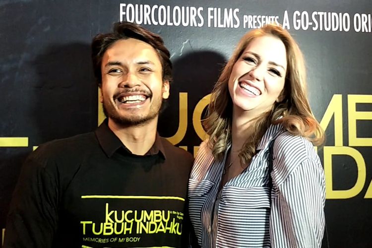 Randy Pangalila dan istrinya, Chelsey Frank dalam jumpa pers dan screening film Kucumbu Tubuh Indahku di XXI Plaza Indonesia, Thamrin, Jakarta Pusat, Senin (15/4/2019).