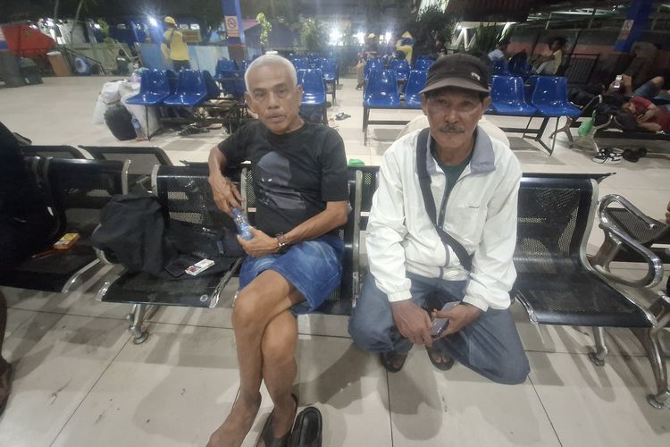 Anaknya Jadi Korban Hilang KM Virgo, Sutarto Sudah Lima Hari Bertahan di Pelabuhan Trisakti Banjarmasin