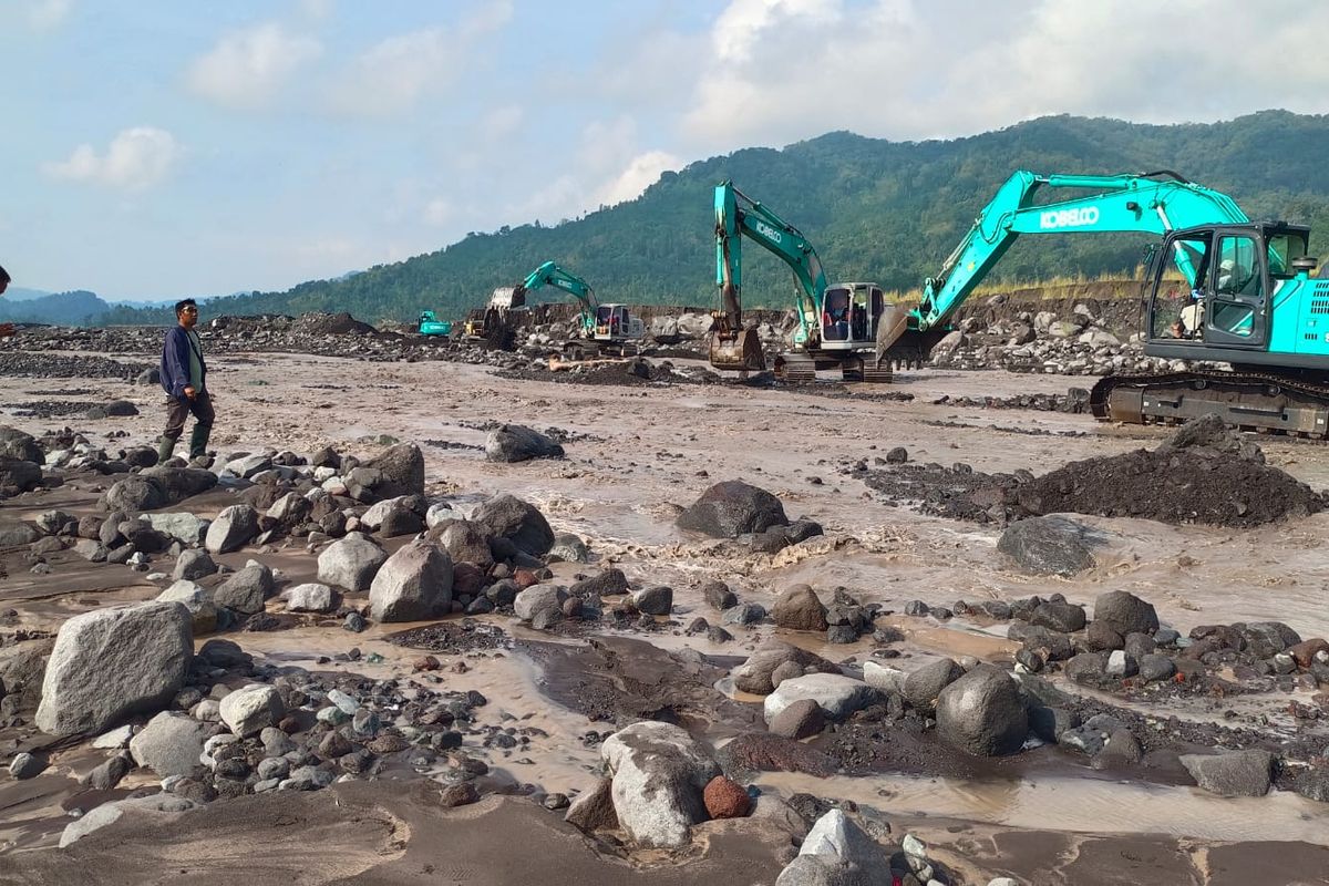 Guna mengantisipasi banjir lahar hujan Gunung Semeru, dilakukan normalisasi Sungai Regoyo,  Rabu (14/5/2025).