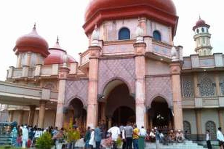 MEULABOH, KOMPAS.com;  Warga Aceh Barat mulai berduyun-duyun memdatangi Masjid Agung Meulaboh untuk menunaikan Ibadah Shalat sunah gerhana secara berjamaah, Rabu (09/03/2016) pagi .   