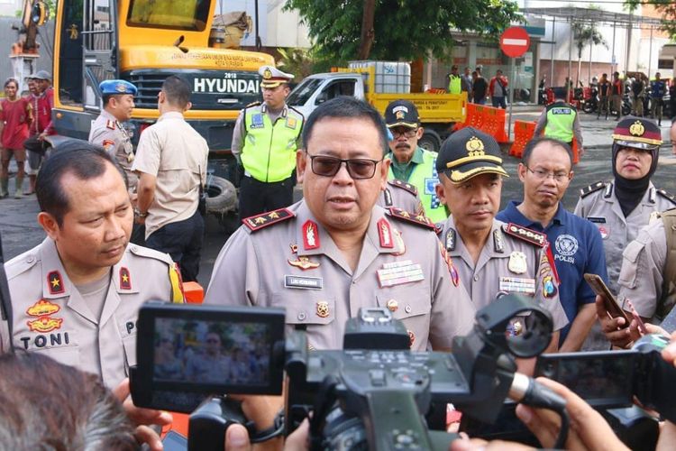 Kapolda Jawa Timur Irjen Luki Hermawan didampingi Wakapolda Jatim Brigjen Toni Harmanto serta Kapolrestabes Surabaya memberikan statement kepada awak media.