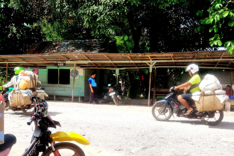 Para pedagang Pasar Serikin melintasi Pos Lintas Batas Jagoi-Serikin.