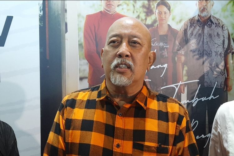 Indro Warkop, salah satu cast film Yang Patah Tumbuh Yang Hilang Berganti, saat ditemui dalam acara penutupan Jakarta World Cinema Week 2022 pada Minggu (30/10/2022).  