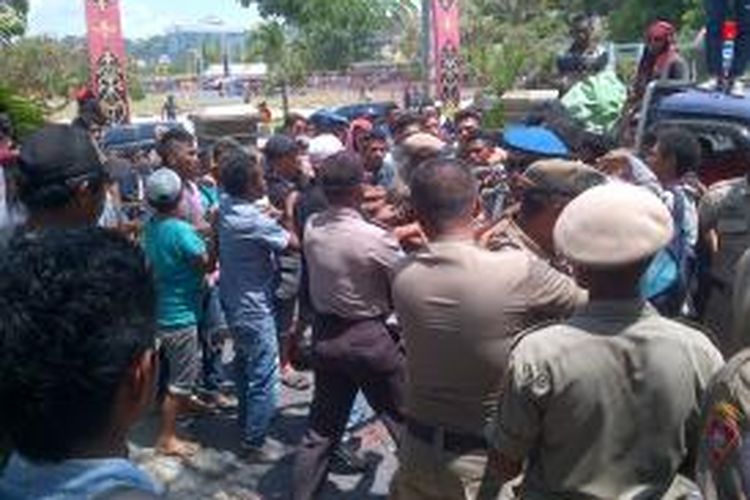 Puluhan pedagang terlibat kericuhan dengan petugas Satpol PP dan aparat kepolisian d depan Kantor Wali Kota Ambon, Rabu (19/11/2015). kericuhan ini terjadi saat pedagang berunjuk rasa menolak rencana pemerintah Kota AMbon untuk menggusur Pasar Nusaniwe yang ditempati pedagang selama ini
