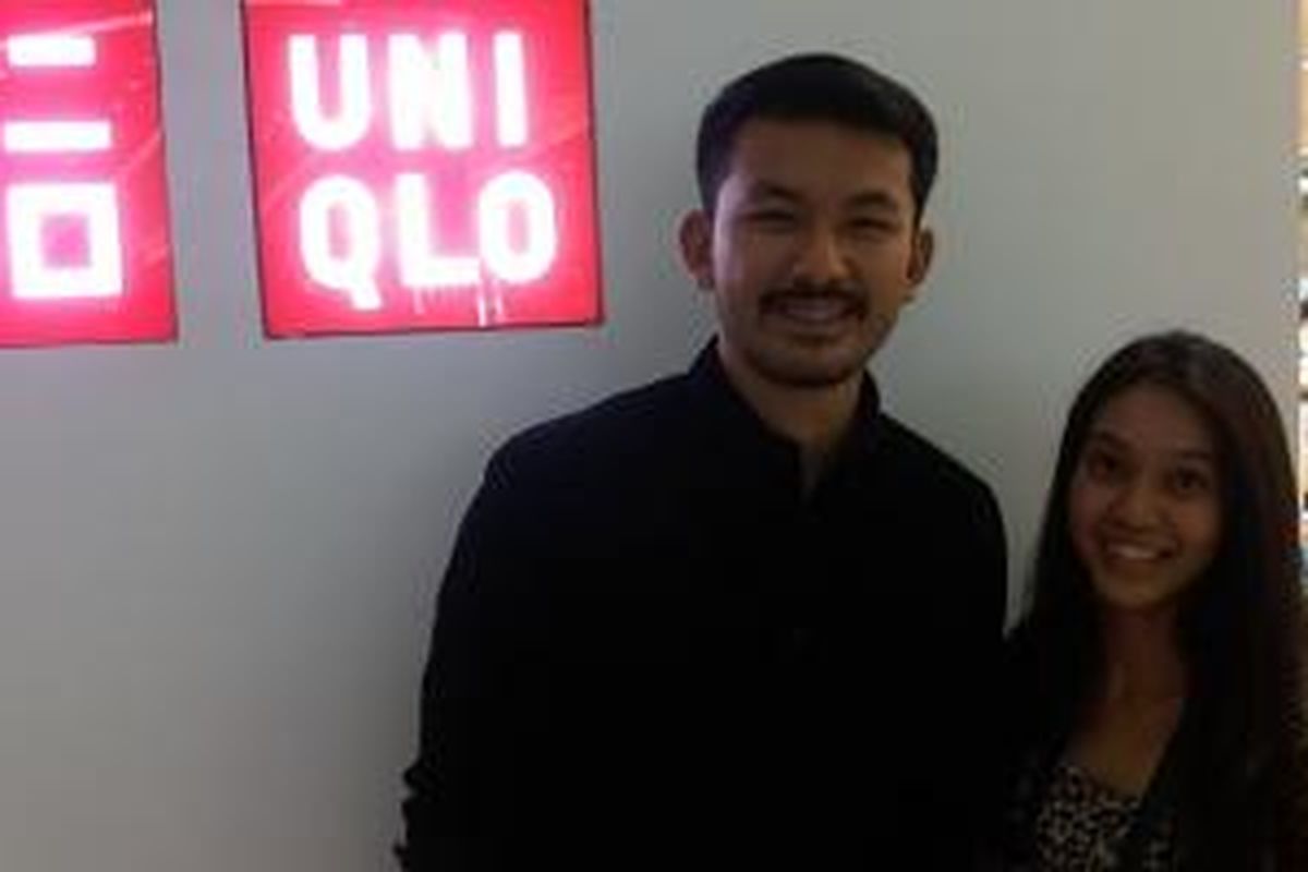 Ivone, salah seorang pemenang kontes foto SNS #Funiqlo usai berbelanja ditemani Rio Dewanto.