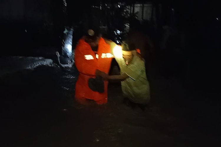 Petugas BPBD Kabupaten Madiun memberikan pertolongan kepada warga yang terdampak banjir bandang di Dusun Kebunduren, Desa Kenongorejo, Kecamatan Pilangkenceng, Kabupaten Madiun, Jawa Timur, Senin (1/4/2024)