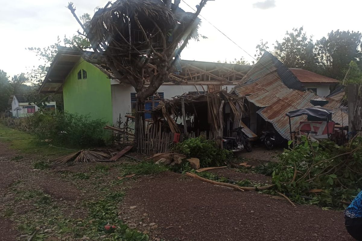 Rumah warga di Kabupaten Sabu Raijua, NTT yang rusak diterjang badai Seroja
