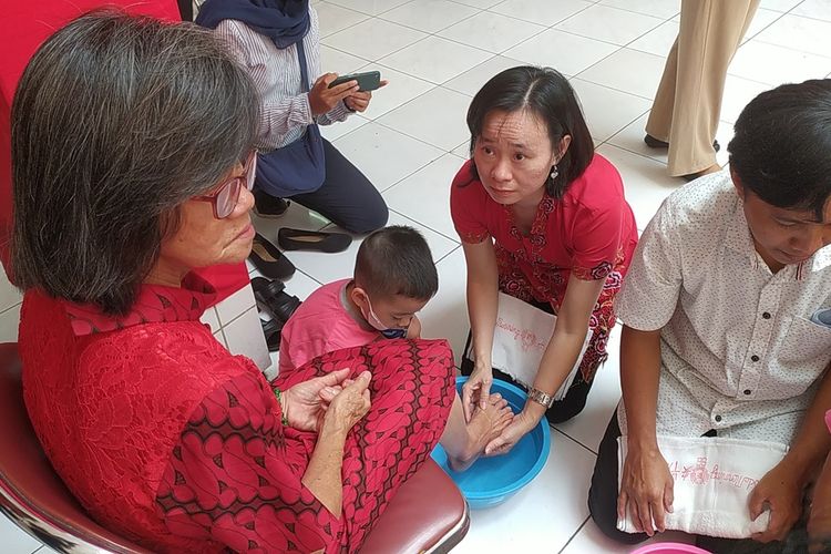Tradisi bakti basuh kaki orang tua di Gedung Rasa Dharma Semarang, Jawa Tengah. Sabtu (21/1/2023).