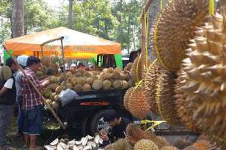 Sejumlah pengunjung Festival Purwosari Berpesta Durian Gratis saat membeli durian di lapak milik petani durian, Minggu (10/4/2016). Festival yang merupakan inisiatif dari petani durian itu diharapkan menjadi pembangkit ekonomi kerakyatan di Kabupaten Pasuruan, Jawa Timur.