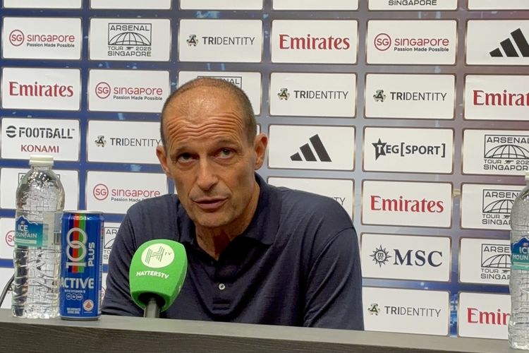 Pelatih AC Milan, Massimiliano Allegri, berbicara dalam konferensi pers usai laga Arsenal vs AC Milan di National Stadium Singapura, 23 Juli 2025.