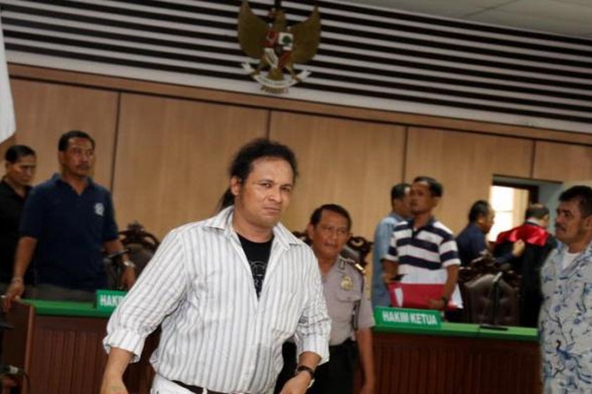 John Kei (bertopi) melenggang dan tak tampak cemas usai  dijatuhi vonis 12 tahun penjara oleh Majelis Hakim Pengadilan Negeri Jakarta Pusat, Jakarta, Kamis (27/12/2012). John Kei dinyatakan bersalah secara sah dan meyakinkan melakukan pembunuhan berencana terhadap Tan Harry Tantono alias Ayung. John Kei menyatakan akan banding. 

