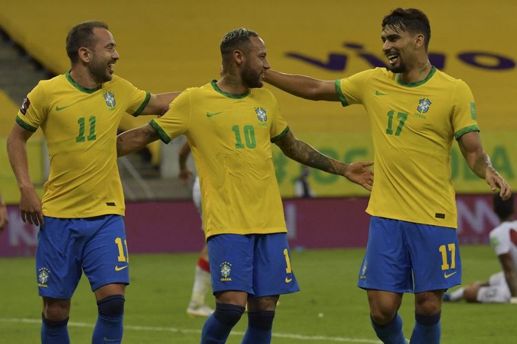 Neymar merayakan gol ke gawang Peru bersama Everton Ribeiro (kiri) dan Lucas Paqueta pada laga Kualifikasi Piala Dunia zona Conmebol di Arena Pernambuco, Recife, Brasil, pada Jumat (10/9/2021) pagi hari WIB.