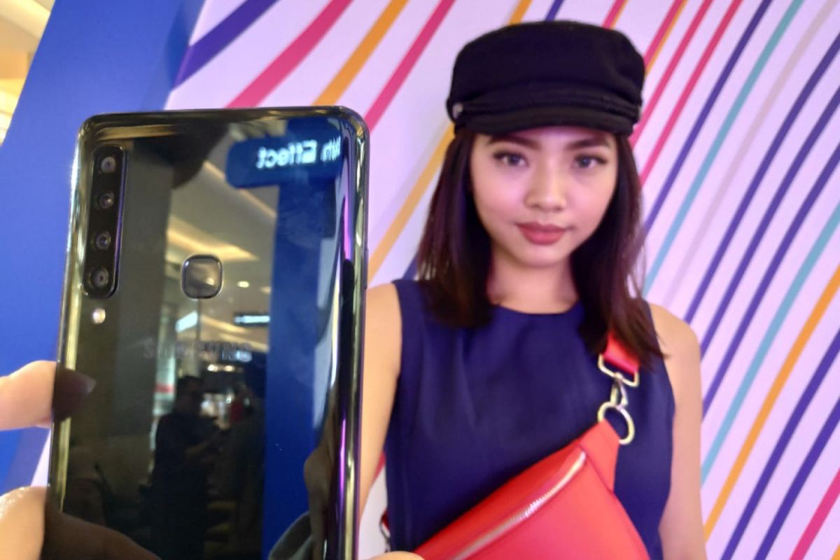 Galaxy A9 dengan empat kamera belakang.