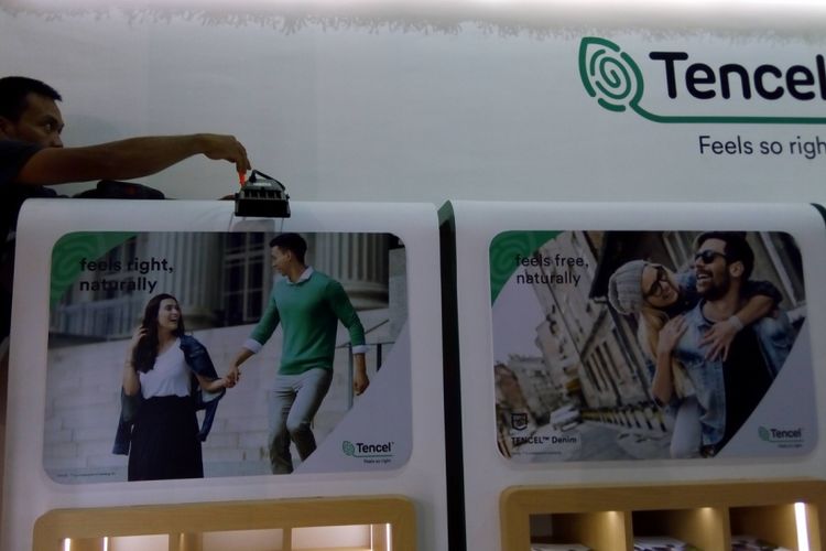 Petugas sedang membenahi lampu gerai pameran Tencel sebagai merek andalan Lenzing di JIExpo Kemayoran pada Rabu (4/4/2018). Kini, Leinzing beralih dari produsen serat tekstil business to business (B2B) menjadi business to business to consumer (B2B2C).