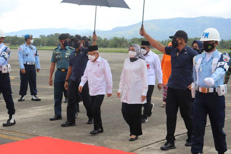 Wakil Presiden RI Ma'ruf Amin nersama rombonhan tiba di Bandara Internasional Pattimura Ambon, Rabu (13/1022021). Kedatangan rombongan Wapres disambut oleh Gubernur Maluku Murad Ismail dna pejabat daerah lainnya