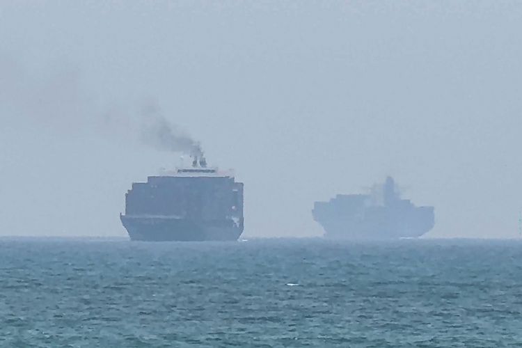 Iran Tembak Tanker Raksasa yang Hendak Lewat Jalur Ilegal di Selat Hormuz