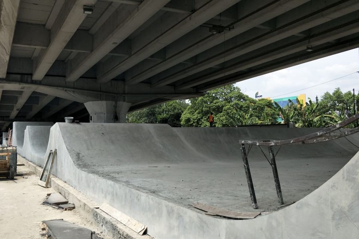 Skatepark di kolong Flyover Pasar Rebo, Jalan Raya Bogor, Jakarta Timur, tengah dibangun, Jumat (1/11/2019).