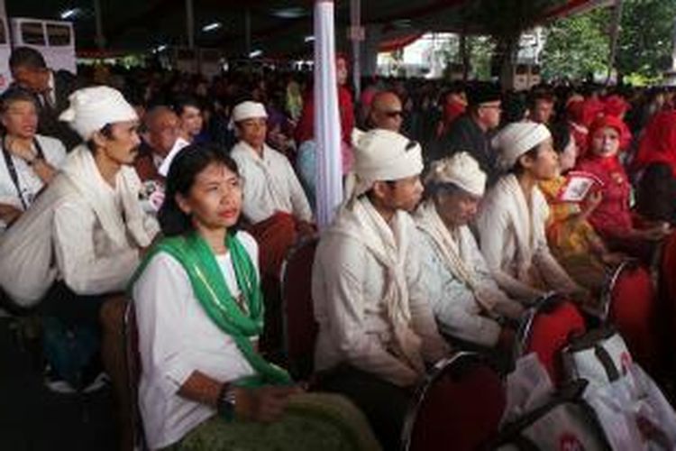 Perwakilan masyarakat Baduy dalam (menggunakan ikat kepala putih) saat menunggu dimulainya upacara peringatan detik-detik proklamasi Republik Indonesia, di halaman Istana Merdeka, Jakarta, Senin (17/8/2015).