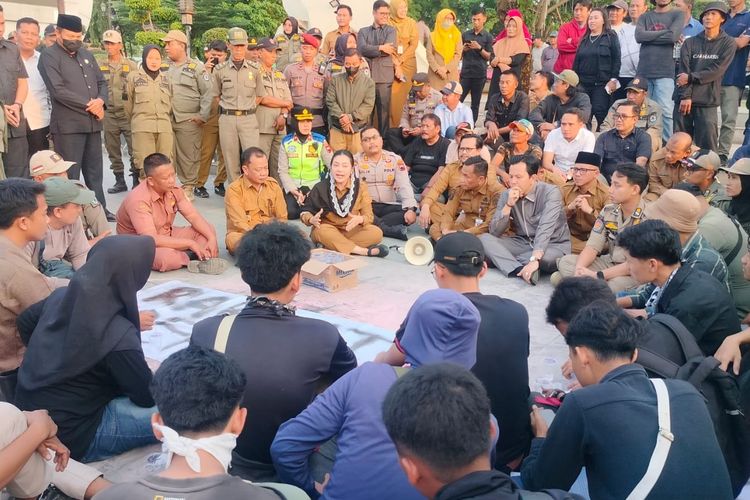 Mahasiswa Brebes Demo di Pantura, Bupati: Jangan Hanya Aspirasi, tapi Masukan dan Saran untuk Kemajuan