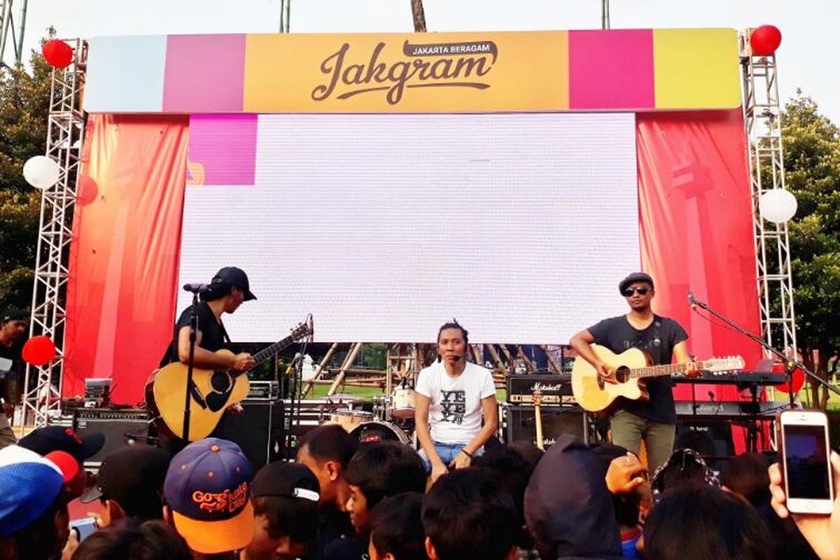 Grup band Slank menghibur para Slankers dengan 4 lagu andalan mereka dalam acara Jakarta Beragam (JakGram) yang diadakan di Plaza Selatan Gelora Bung Karno, Sabtu (15/4/2017).