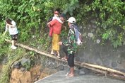 Perjuangan Siswa di Sumberlangsep Lumajang, Turuni Tangga dan Digendong Orang Tua Seberangi Banjir Lahar agar Bisa Sekolah