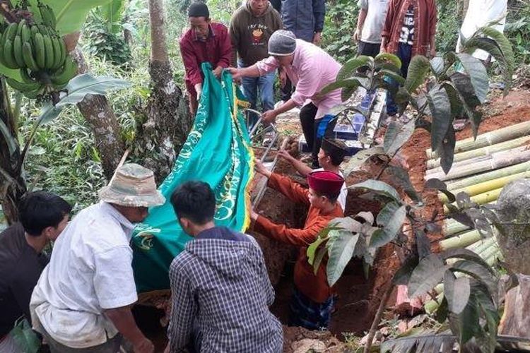 Proses pemakaman MHD (9), bocah SD yang tewas dikeroyok kakak kelasnya, di Sukaraja, Sukabumi, Sabtu (20/5/2023). Makamnya akan dibongkar untuk autopsi jenazah pada Rabu (31/5/2023). 
