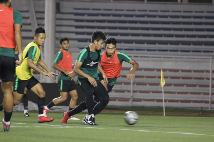 Timnas U-22 Indonesia saat melakukan latihan pada hari Jumat (29/11/2019) jelang laga melawan Vietnam di Stadion Rizal Memorial, Minggu (1/12 2019) malam.