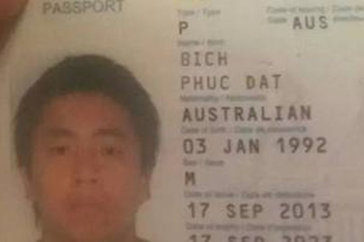 Phuc Dat Bic menunjukan passpor untuk memberi tahu nama aslinya