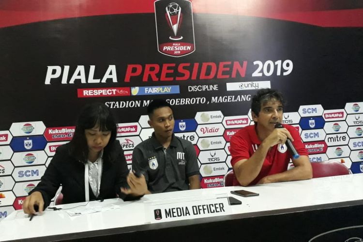 Pelatih Persipura Jayapura, Luciano Leandro bersama M. Thahir pada jumpa pers selepas laga melawan PSM Makassar di Stadion Moch Soebroto, Minggu (10/3/2019).
