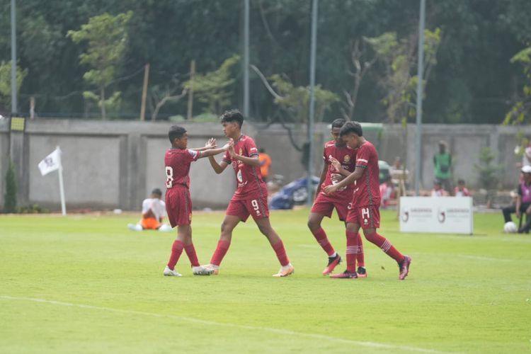 Pemain-pemain ASIOP FC merayakan gol dalam ajang Piala Soeratin U13 2023-2024 di Kompleks Garudayaksa Football Academy, Kab. Bekasi, Senin (22/1/2024).