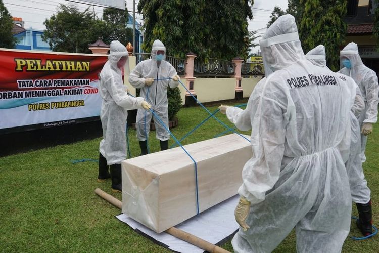 Tujuh anggota Satuan Sabhara Polres Purbalingga, Jawa Tengah mengikuti pelatihan pemakan jenazah Covid-19 di halaman Mapolres, Jumat (24/4/2020).