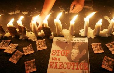 Para pengunjuk rasa menyalakan lilin di depan Kedutaan Besar Indonesia di Filipina mendesak pengampunan bagi terpidana mati Mary Jane Veloso.