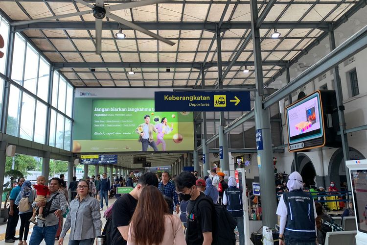 Suasana Stasiun Pasar Senen, Jakarta Pusat, masih dipadati oleh penumpang yang berangkat maupun tiba menggunakan kereta jarak jauh pada Senin (26/12/2022).