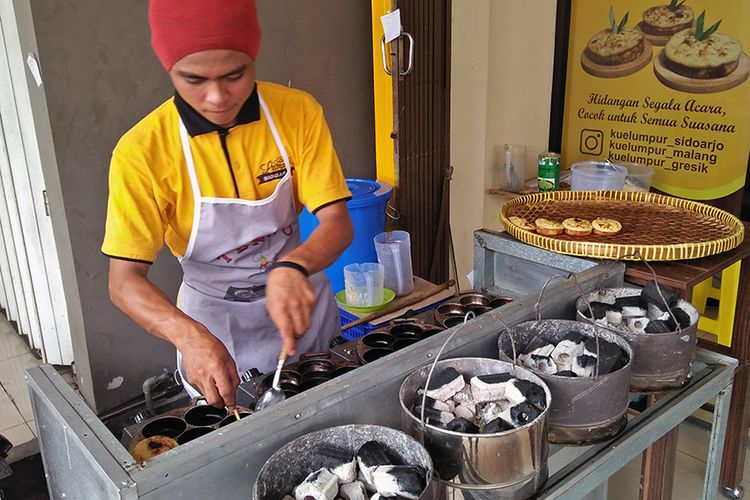 Kue lumpur di Toko Muda-Mudi Jaya, Gresik, memiliki bau khas lantaran dibuat menggunakan arang.