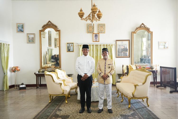 Capres nomor urut 1, Anies Baswedan bersama Sultan Ternate Ke-49 Hidayat M Syah di Kedaton Kesultanan Ternate, Maluku Utara, Jumat (26/1/2024).