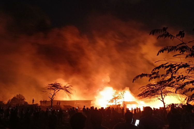Kobaran Api Kembali Membesar di Lokasi Kebakaran Gudang Rongsokan di Denpasar
