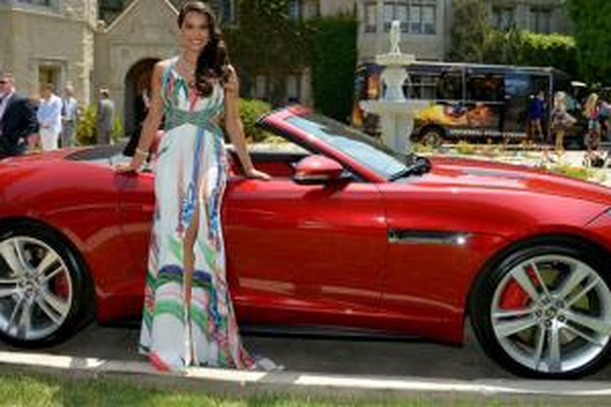 Playmate of The Year 2013, Raquel Pomplun, dan World Car Design of The Year 2013, Jaguar F-Type